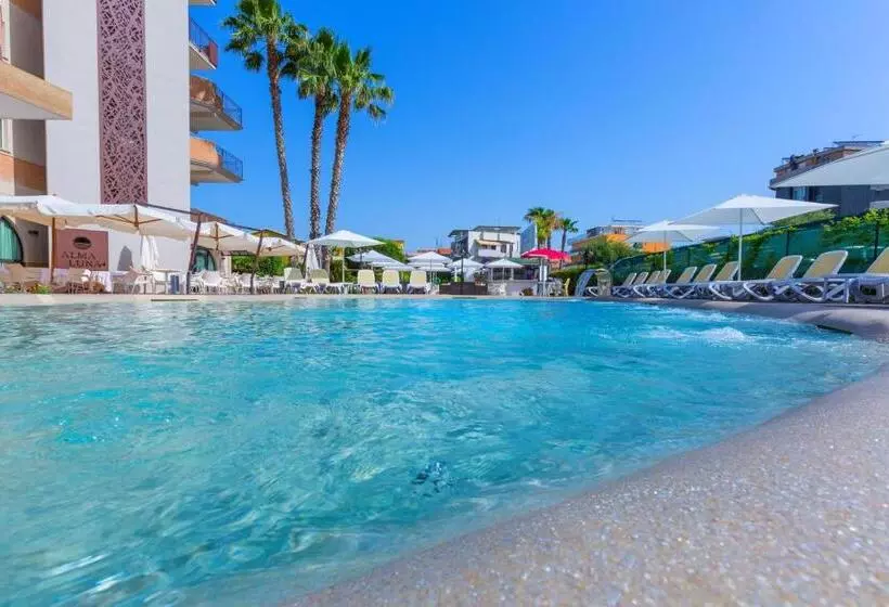 Almaluna Hotel & Resort