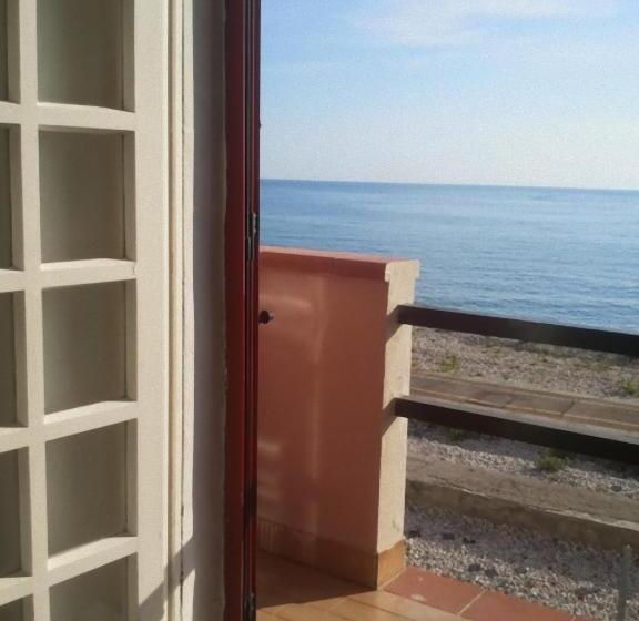 تختخواب و صبحانه Azzurromare