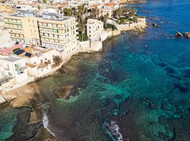 تختخواب و صبحانه Marlove Siracusa   Private Sea Access   Self Check In