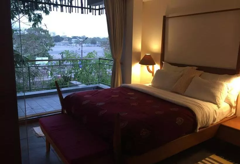 ホテル The Sky Imperial Aarivaa Luxury Stays