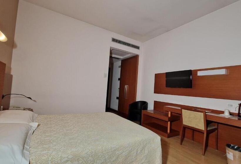 Отель Bella Italia Palace