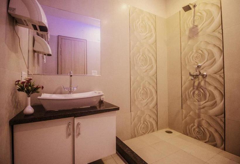 Fabhotel The A Park Lashkar