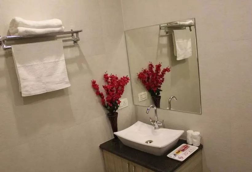 Fabhotel The A Park Lashkar