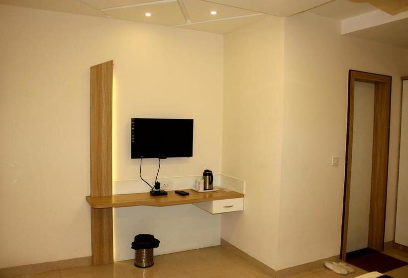 Fabhotel The A Park Lashkar