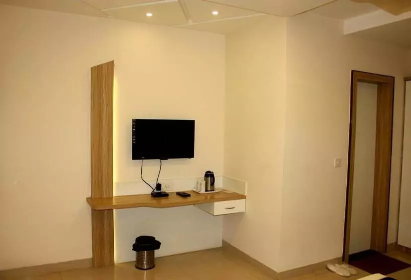 Fabhotel The A Park Lashkar