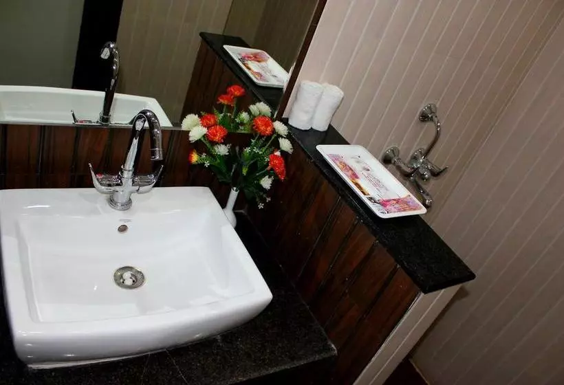 Fabhotel The A Park Lashkar