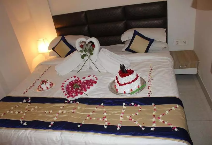 Fabhotel The A Park Lashkar