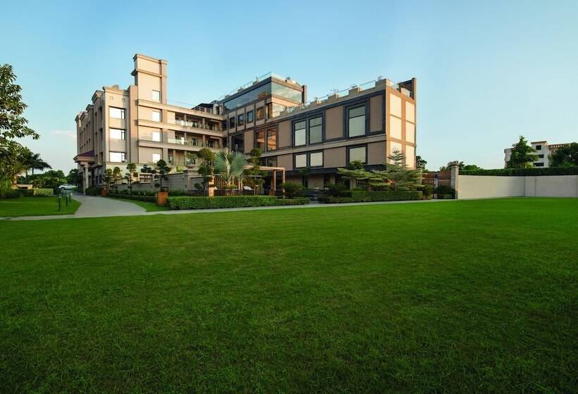 호텔 Ramada By Wyndham Varanasi Katesar