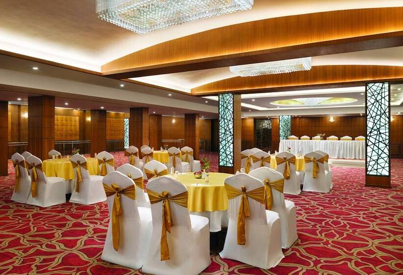 호텔 Ramada By Wyndham Varanasi Katesar