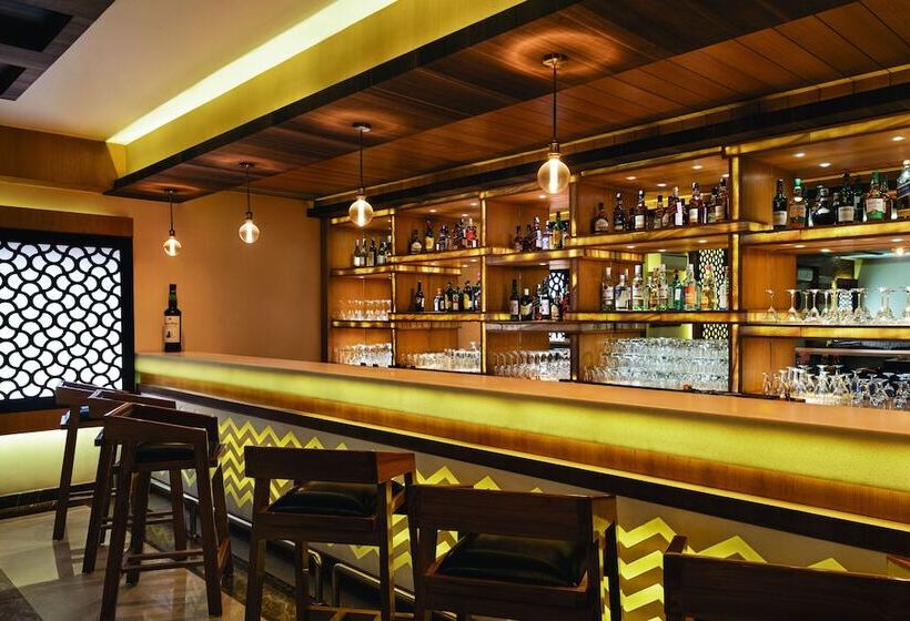 호텔 Ramada By Wyndham Varanasi Katesar