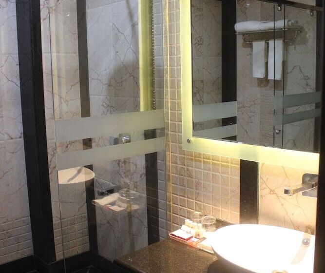 호텔 Ramada By Wyndham Varanasi Katesar