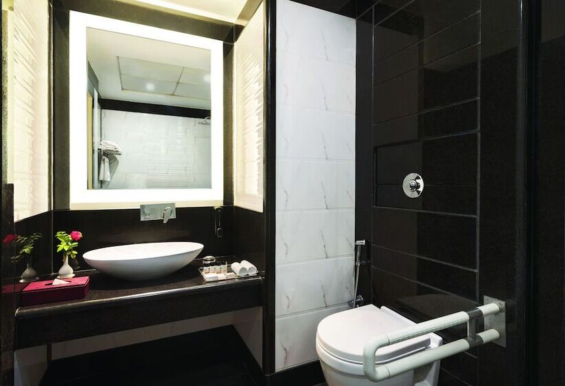 호텔 Ramada By Wyndham Varanasi Katesar