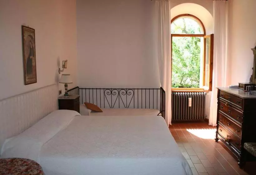 ホテル Albergo Santa Chiara