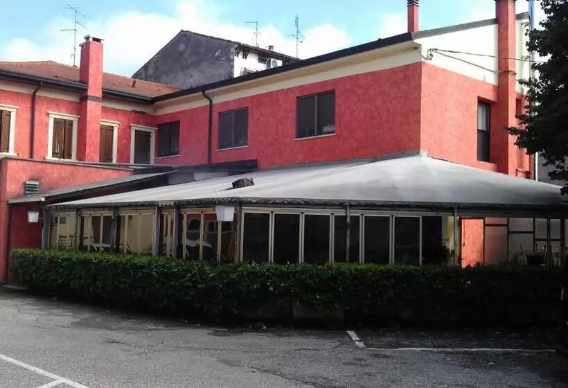 Hotelli Albergo Pizzeria Sole