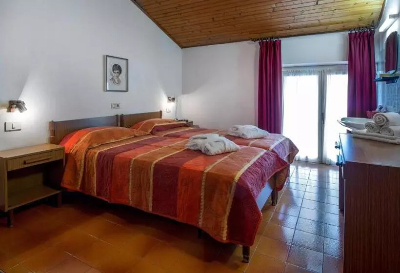 Hotelli Albergo Villa Mimosa