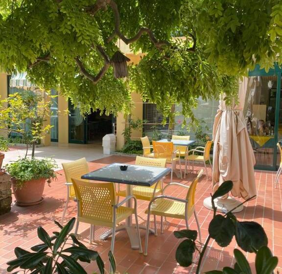 호텔 Gadames   Lunch On The Beach