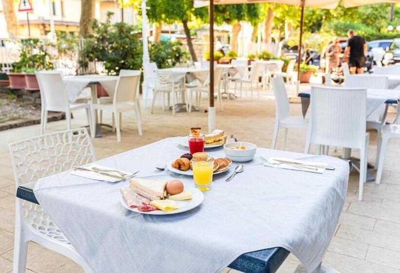 호텔 Gadames   Lunch On The Beach