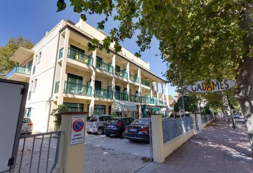 호텔 Gadames   Lunch On The Beach