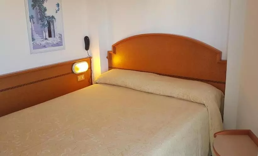 Hotelli Monaco   Parcheggio Incluso E Piscina