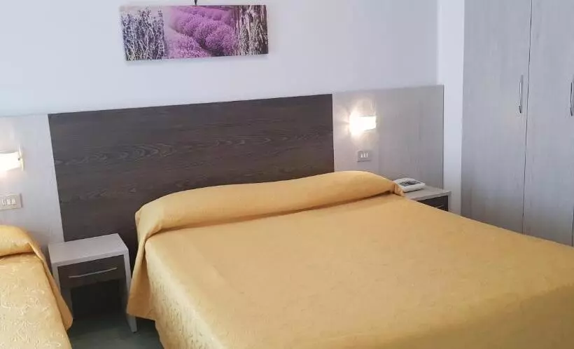 Hotelli Monaco   Parcheggio Incluso E Piscina