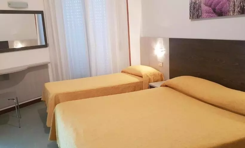 Hotelli Monaco   Parcheggio Incluso E Piscina