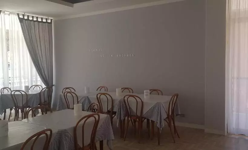 Hotelli Monaco   Parcheggio Incluso E Piscina