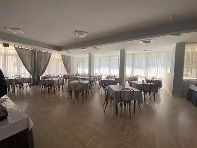 Hotelli Monaco   Parcheggio Incluso E Piscina