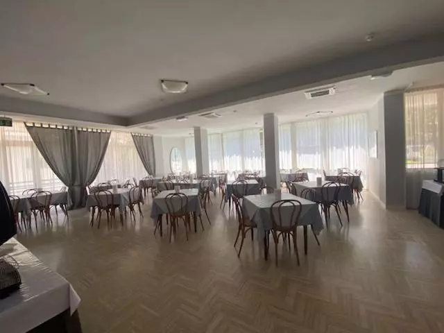 Hotelli Monaco   Parcheggio Incluso E Piscina