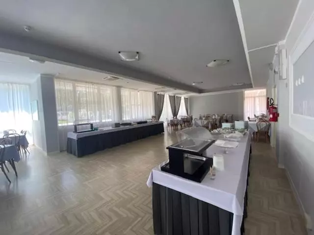 Hotelli Monaco   Parcheggio Incluso E Piscina