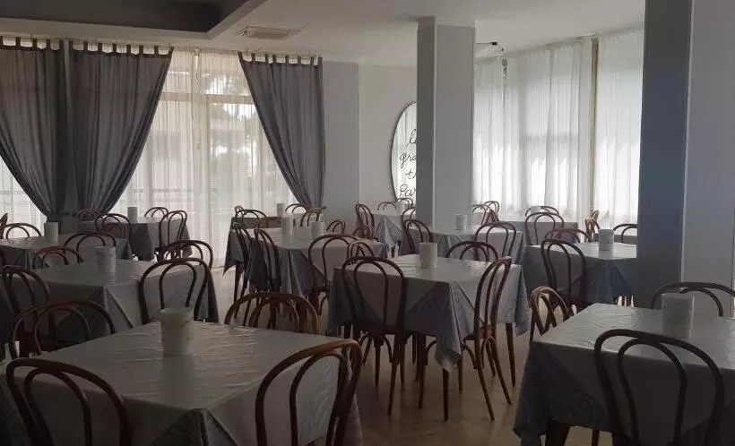 Hotelli Monaco   Parcheggio Incluso E Piscina