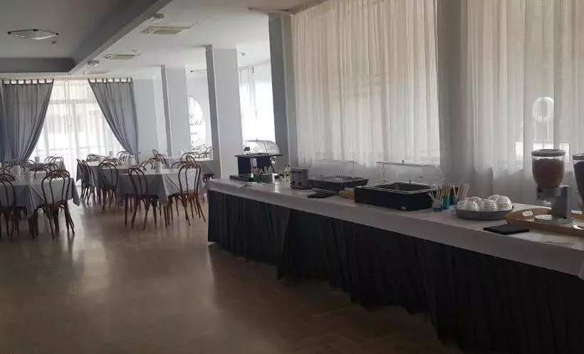 Hotelli Monaco   Parcheggio Incluso E Piscina