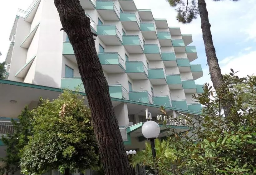 Hotelli Monaco   Parcheggio Incluso E Piscina