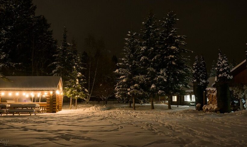 مبيت وإفطار Whitewater Lodge