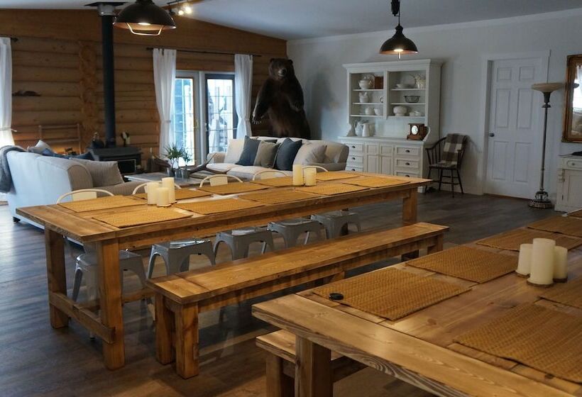 مبيت وإفطار Whitewater Lodge