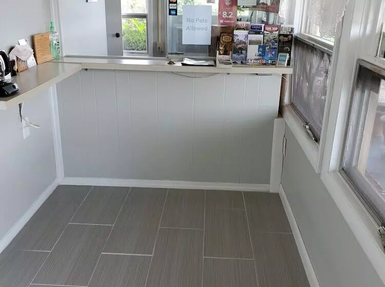 モーテル Dollar Inn