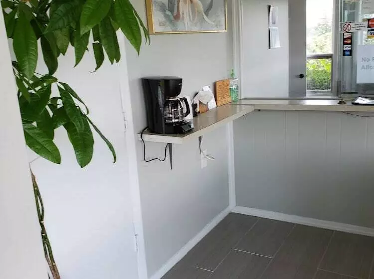 モーテル Dollar Inn