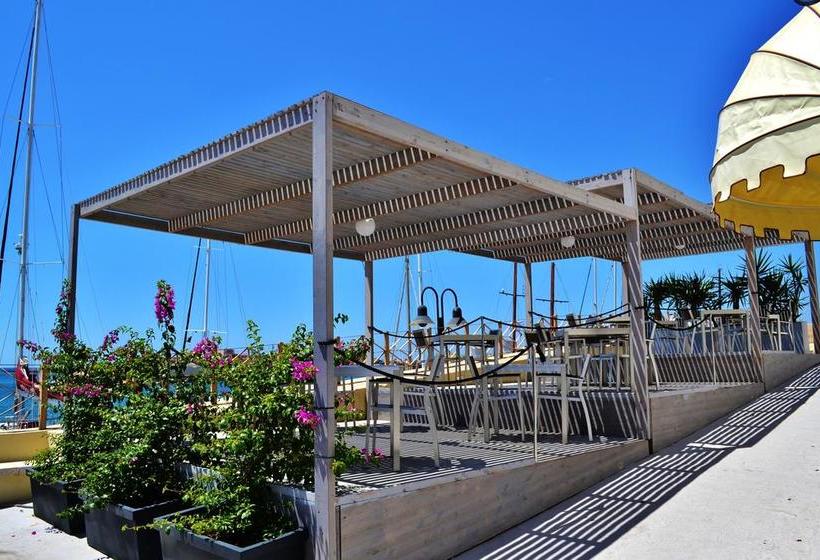 호텔 Port Calandra