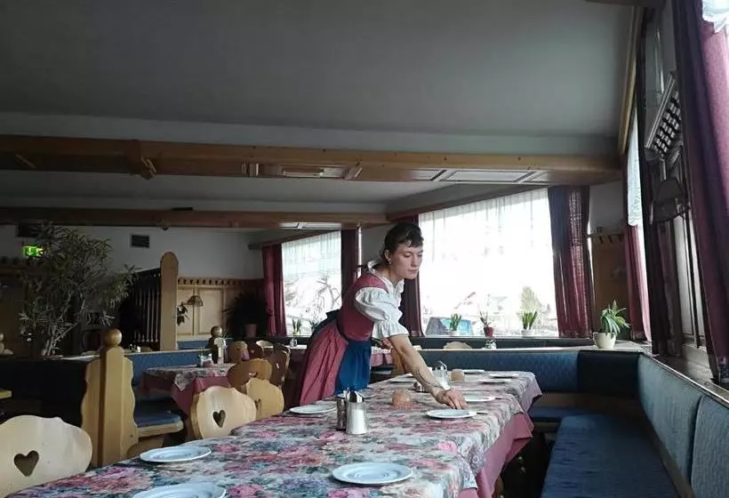 Hotelli Pension Sonnenuhr