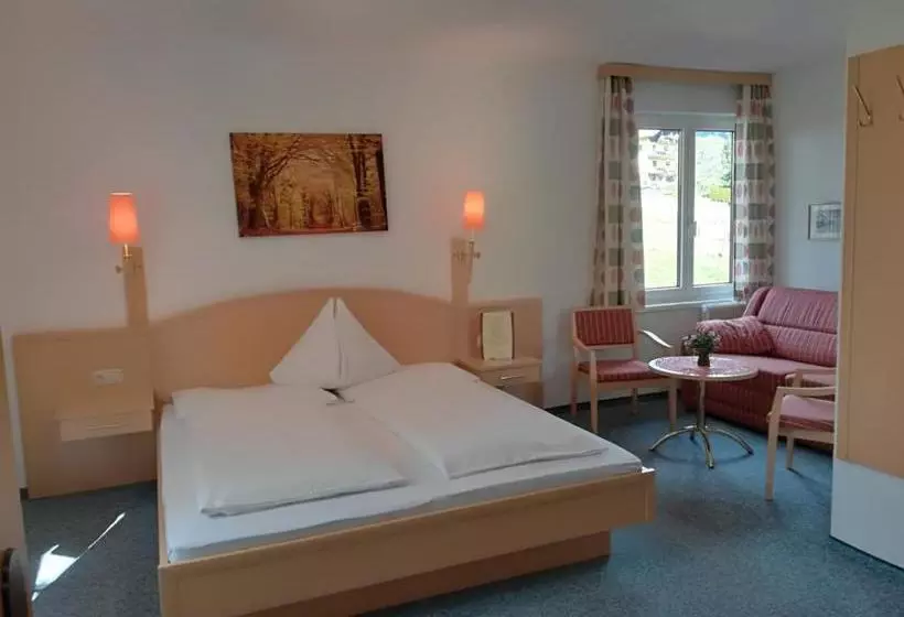 Hotelli Pension Sonnenuhr