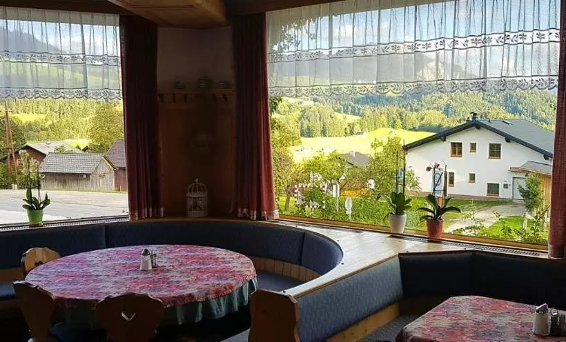 Hotelli Pension Sonnenuhr