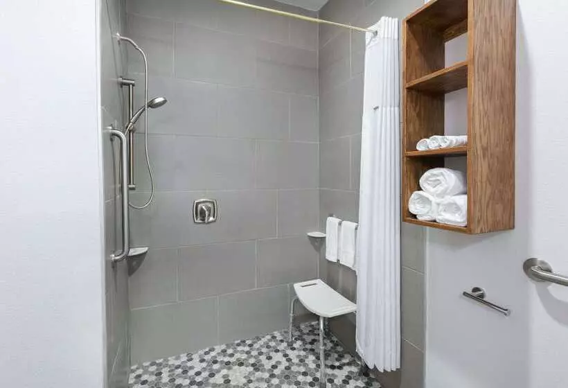 Hotelli Days Inn & Suites By Wyndham Lubbock Medical Center