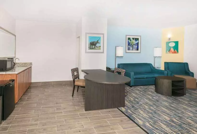 Hotelli Days Inn & Suites By Wyndham Lubbock Medical Center