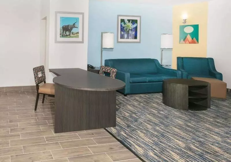 Hotelli Days Inn & Suites By Wyndham Lubbock Medical Center