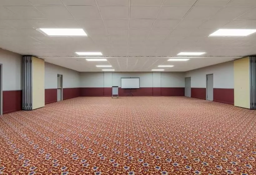 Hotelli Red Roof Inn And Conference Center Chicago   N Aurora Naperville