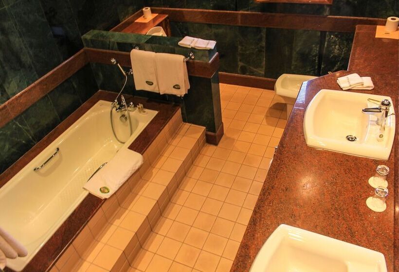 هتل Mweya Safari Lodge