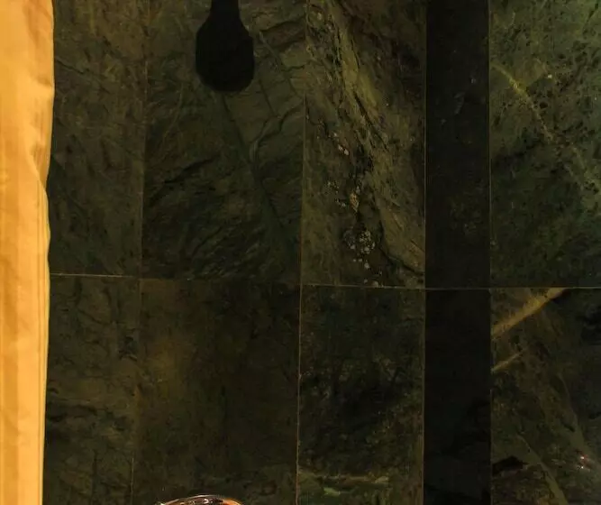 هتل Mweya Safari Lodge