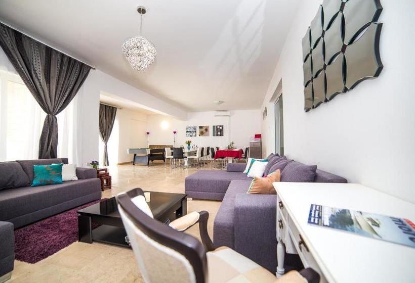 Holiday Home White House