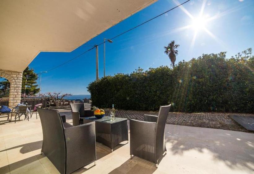 Holiday Home White House