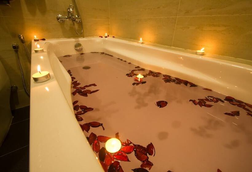 בית מלון כפרי Capital O 91074 Grand World