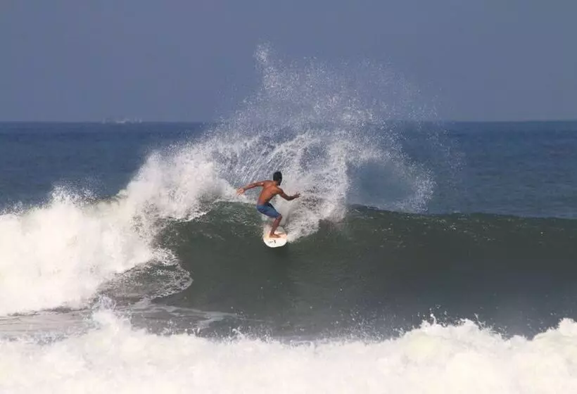 Hotelli The Point Surfcamp Bali